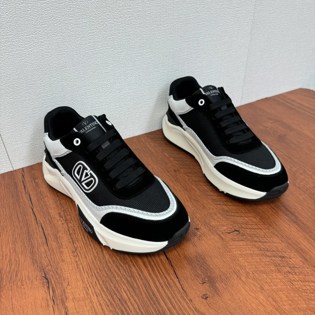 [Valentino] Top P: 820💰 Size: 39-44 leather shoe size (can be customized 38.45 cannot be returned or exchanged) VALENTION/Valentino FREEDOTS series new spring and summer men's sports shoes Lightweight and breathable casual thick-soled men's shoes Classic contrasting splicing design Suede cowhide stitching nappa calfskin + breathable technical mesh material Hot glue brand pattern badge logo details Delicate calfskin feet Lightweight mesh lining, ultra-light TPU foam rubber outsole, sports version, thick-soled style design, easy and versatile, multiple colors available, able to meet various matching needs, complete package! Item number: HL6688 black and white